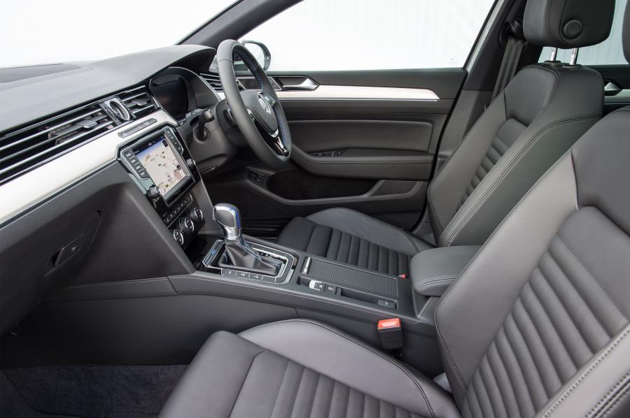 Интерьер Volkswagen Passat Estate GTE 2016 года  (UK) (фото 18 из 30)